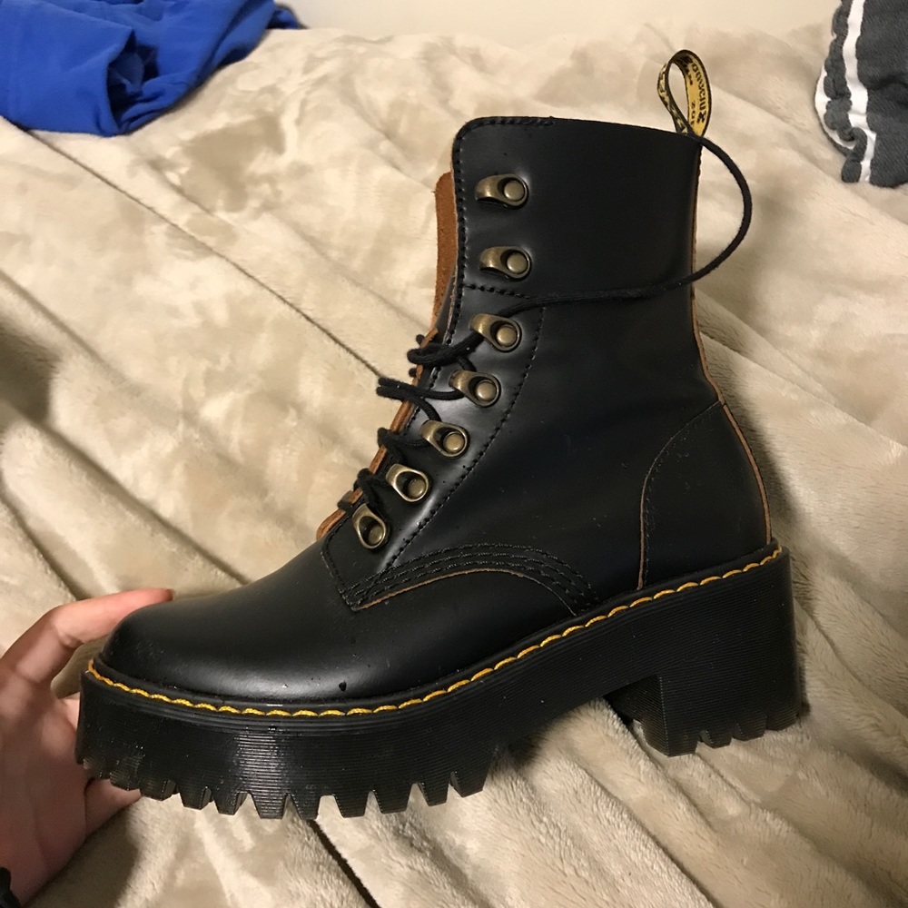 Dr. Martens Leona boots